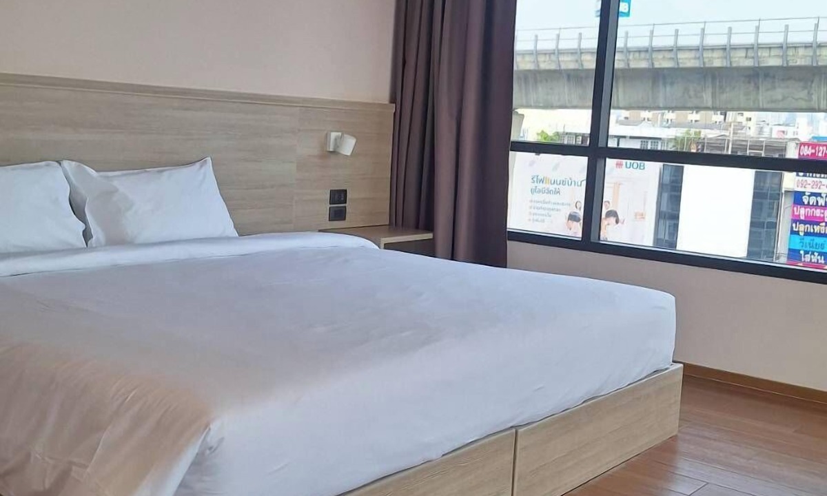 Bang Phlat Hotel | 35 Bow Hotel
