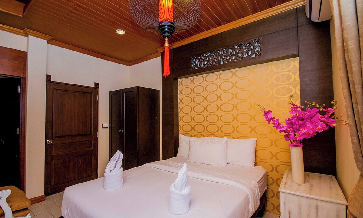 Jomtien House | Pratamnak Group Villa Near Walking Street