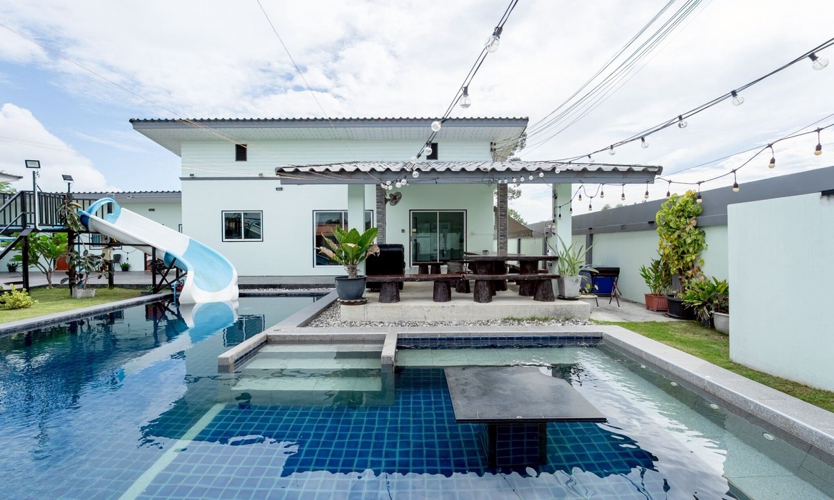 Pong Villa | Luxurious 12-bedroom Villa Retreat in Tambon Pong, Thailand