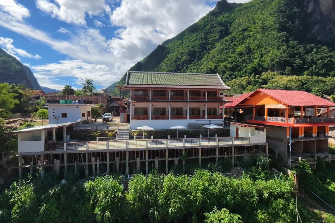 Nong Khiaw Hotel | Rain forest river view house