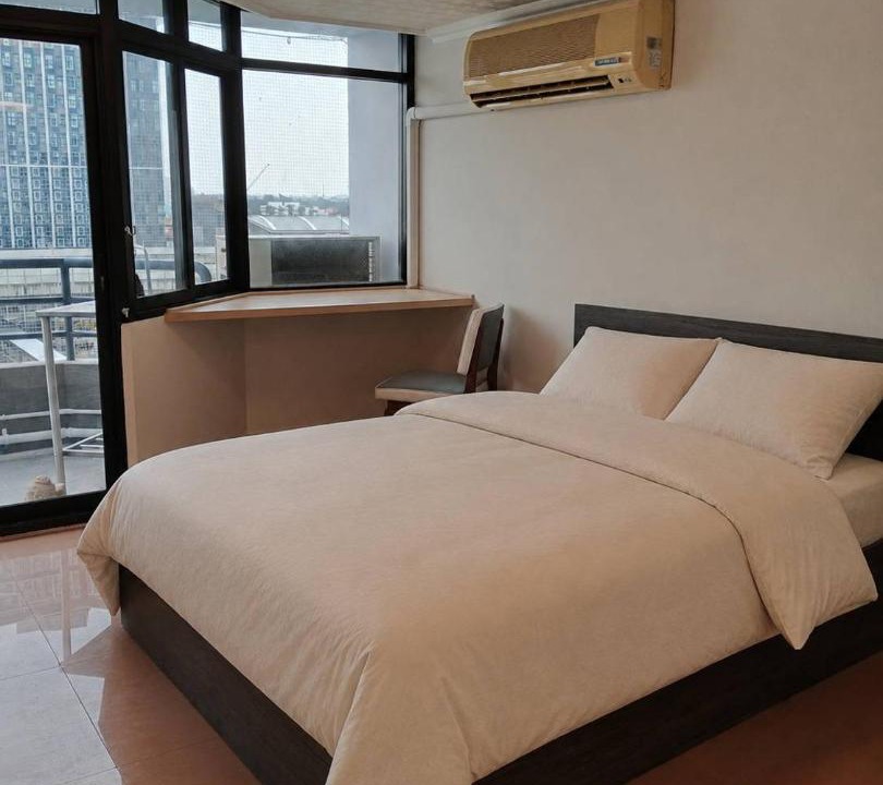 Bang Kra So Apartment | Chao Phraya River Breeze Condo with Tub near MRT