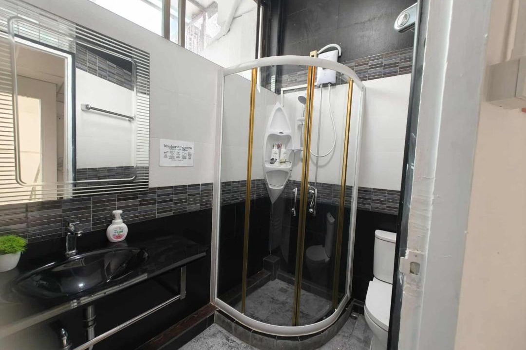 Khlong Toei House | Cozy Living Sukhumvit 38 with Pool Table near BTS Thonglor