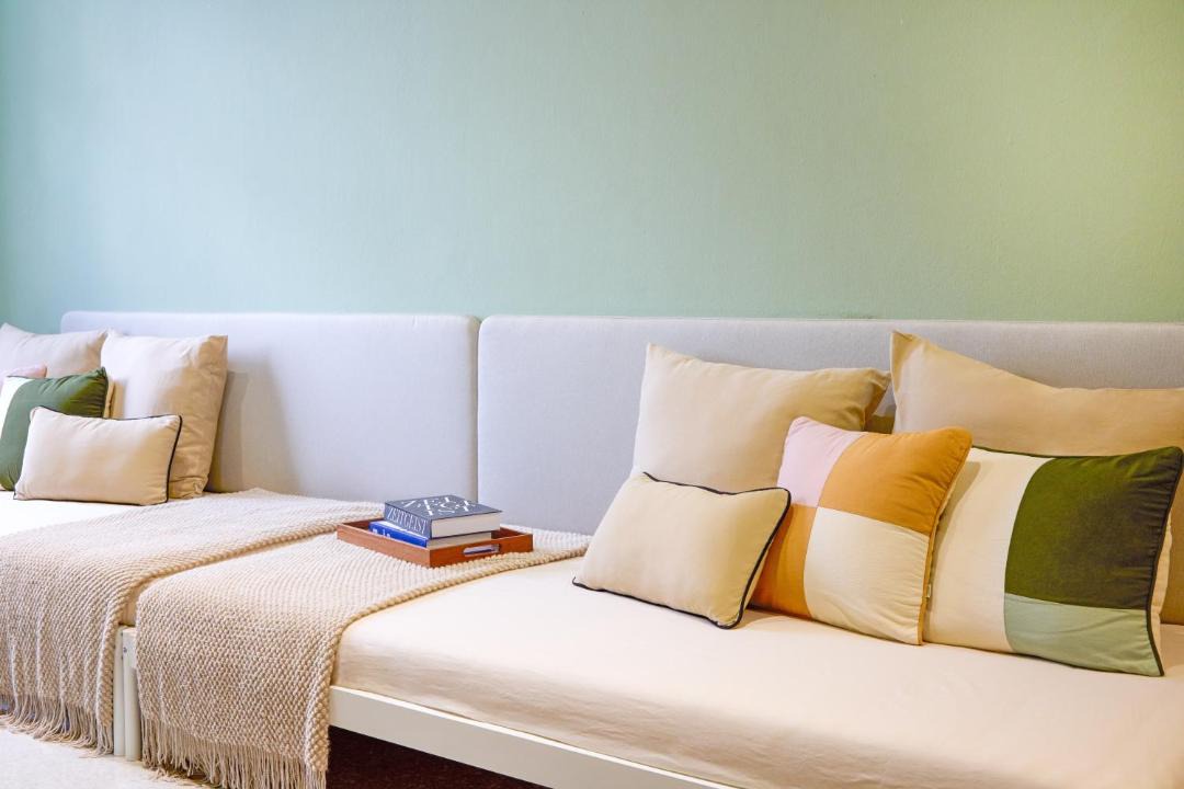 Pom Prap Apartment | Newly Renovated, 4BR Townhouse , 5min MRT , Group