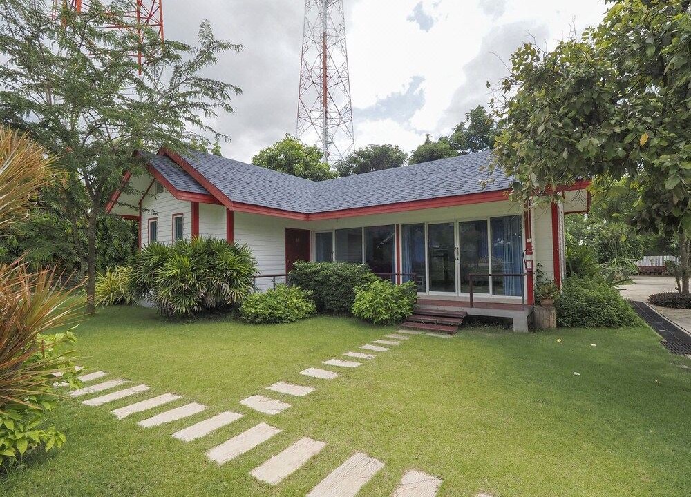 Photo of Buildings in Dan Makham Tia
