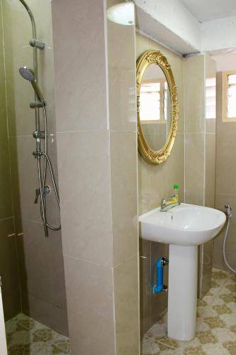 Photo of Bathroom in Wat Sam Phraya