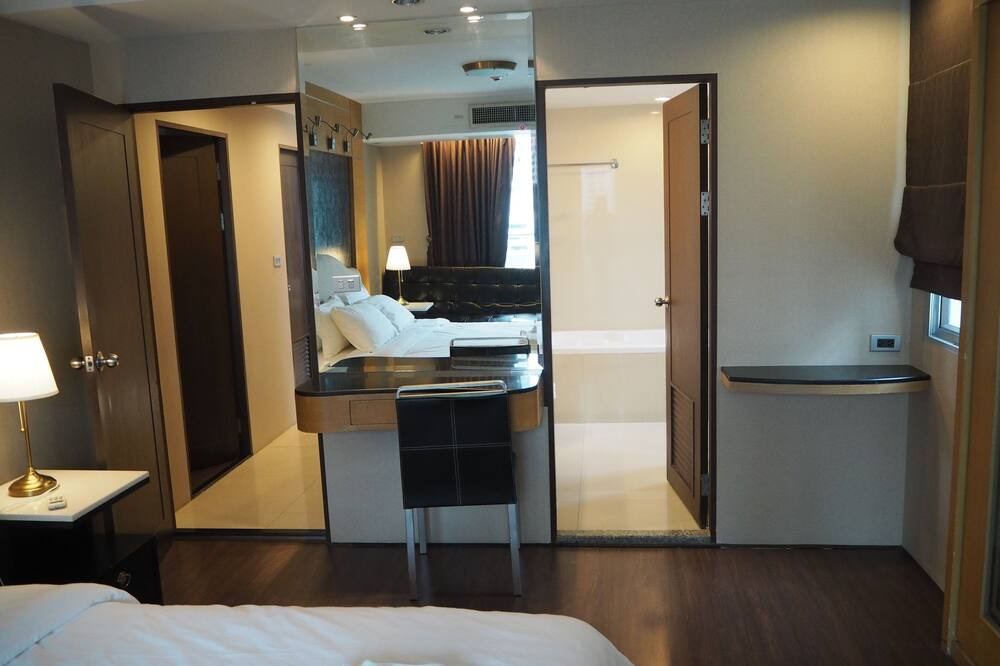 Photo of Bedroom in Khlong Toei Nuea