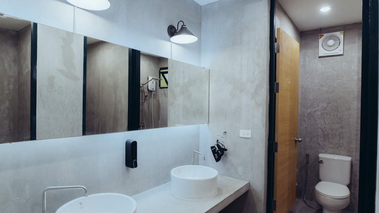 Photo of Bathroom in Pom Prap Sattru Phai