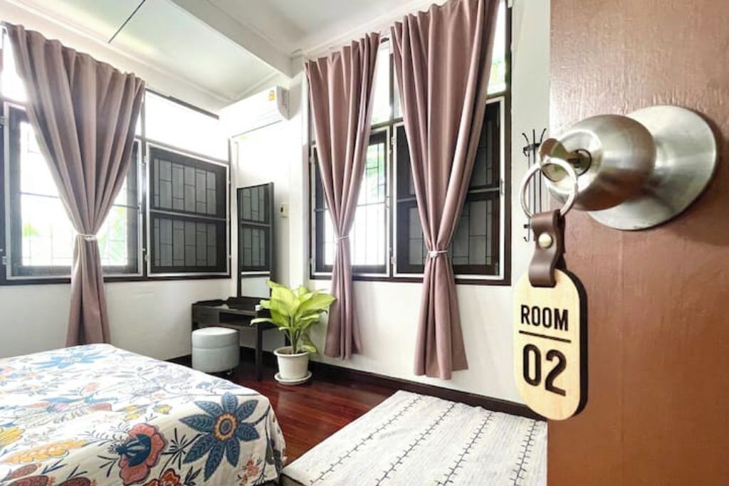 Photo of Bedroom in Samsen Nai