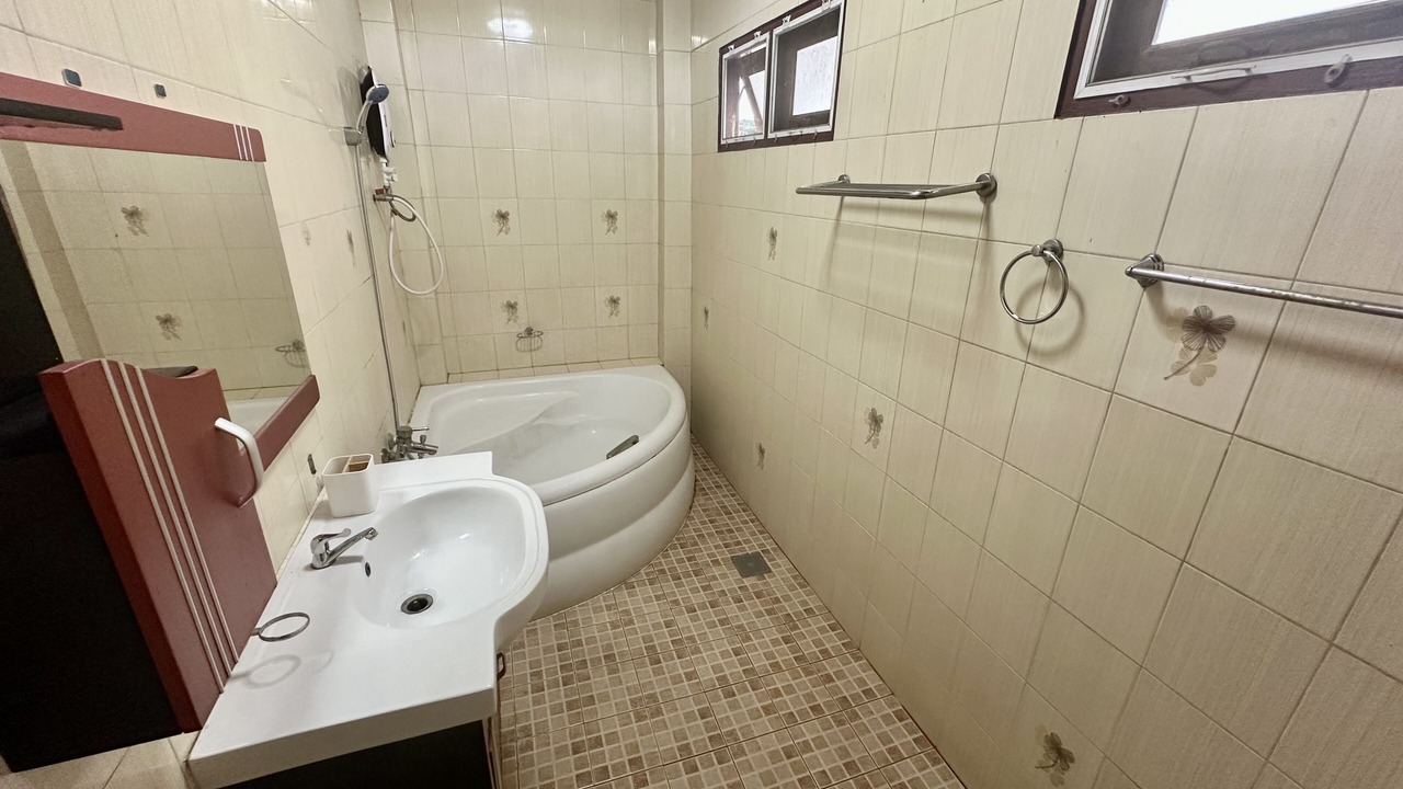 Photo of Bathroom in Wat Ket