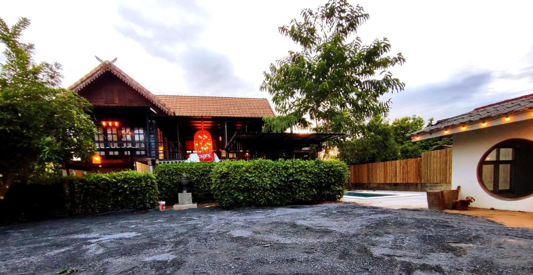 Photo of Buildings in Thai Chana Suek