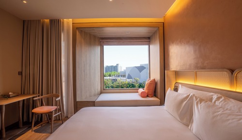 Deluxe Room, 1 King Bed, Pool View (Premium)