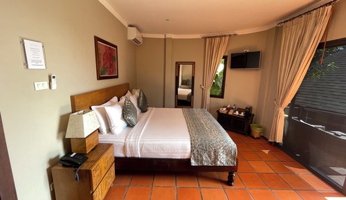Deluxe Studio Suite, 1 King Bed, Garden View