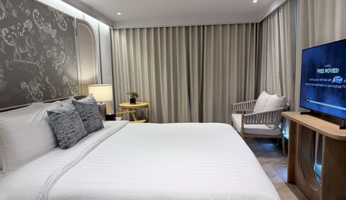 Deluxe River View with Balcony, King Bed