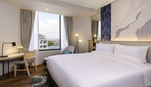 Deluxe Room, Lounge Access, 1 king bed with Bath tub