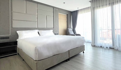 Connecting Room