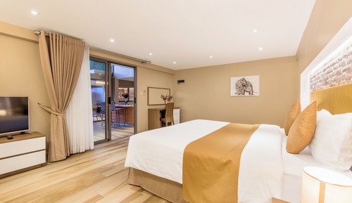 Elite Villa, Concierge Service, Poolside