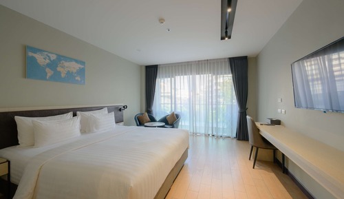 Premium Room, Bathtub, Pool View