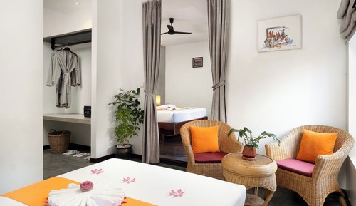 Family Room, Balcony, Pool View (Free Bus Station Pick up)
