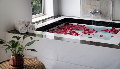 Honeymoon Suite, Balcony, Pool View (Free Bus Station Pick Up)