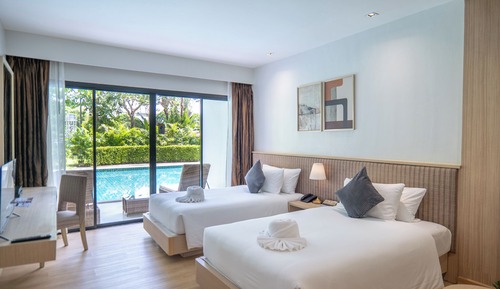 Connecting Room - Deluxe Pool Access