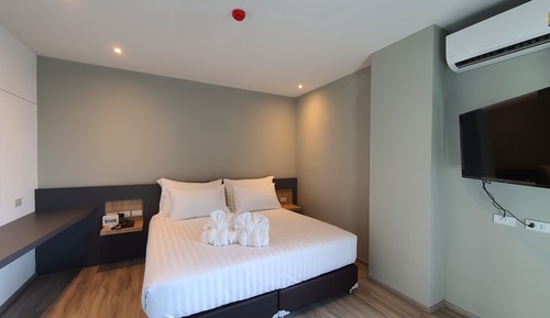 Deluxe Room (King Bed)