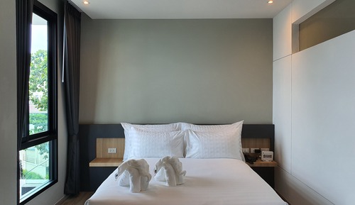 Deluxe Room (Queen Bed)