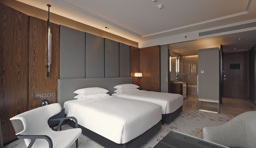 Club Room, 2 Twin Beds, City View