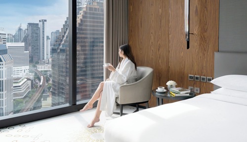 Club Room, 1 King Bed, City View