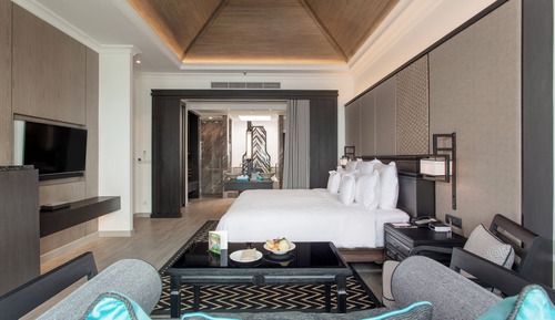 Junior Suite, 1 King Bed, Club Lounge Access, Garden View