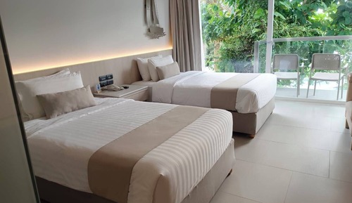 Deluxe Pool View Twin Beds