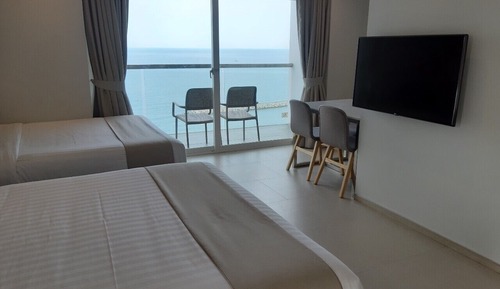 Deluxe Corner Suite with Twin Bed