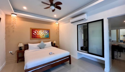 Standard Room, 1 King Bed, Pool Access