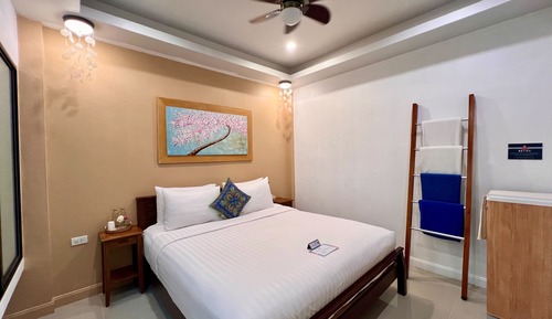 Deluxe Room, 1 King Bed, No Windows