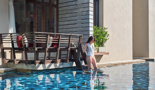 Pool Access LaZzzzz Suite