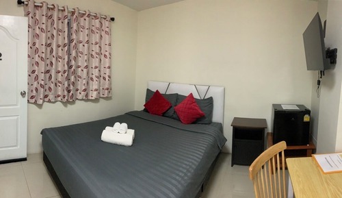 Queen bed ( Share Bathroom )