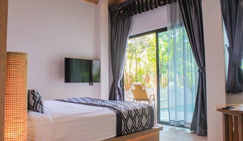 Junior Suite Pool Access
