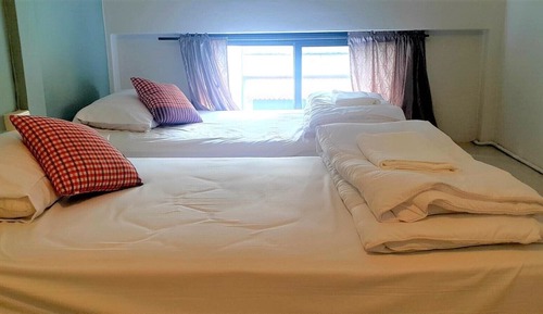 Private Twin Bedroom (Shared bathroom)
