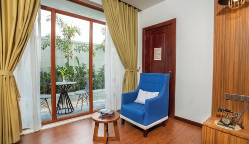 Junior Queen Suite with Balcony