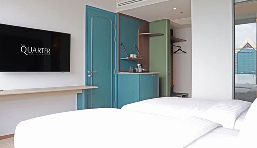 Connecting Room