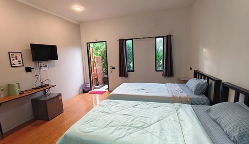 Basic Bungalow, 2 Double Beds