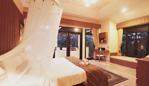 Suite, Pool View