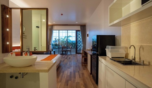 Suite, City View