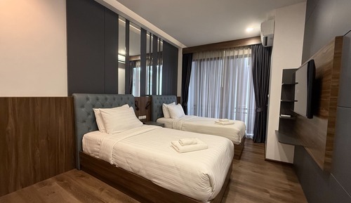 Pool View Twin Bed