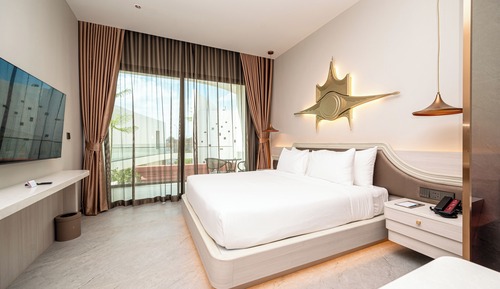 Deluxe Room, Pool View