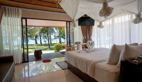 Beachfront Villa with Spa Bath