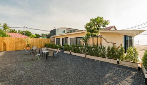 Family Room with Garden View