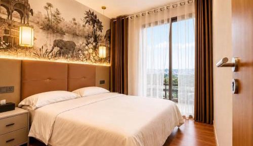 One-Bedroom Apartment with Balcony