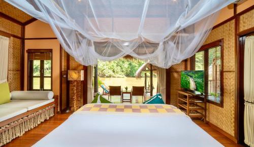 Floating Villa with Breakfast