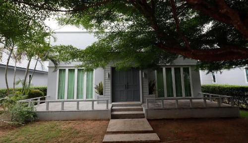 Villa with Garden View
