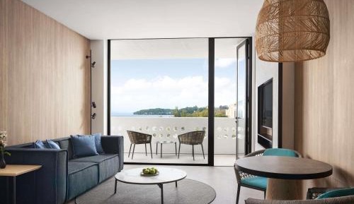 Executive Suite with One Double Bed and Two SingleBeds - Ocean View